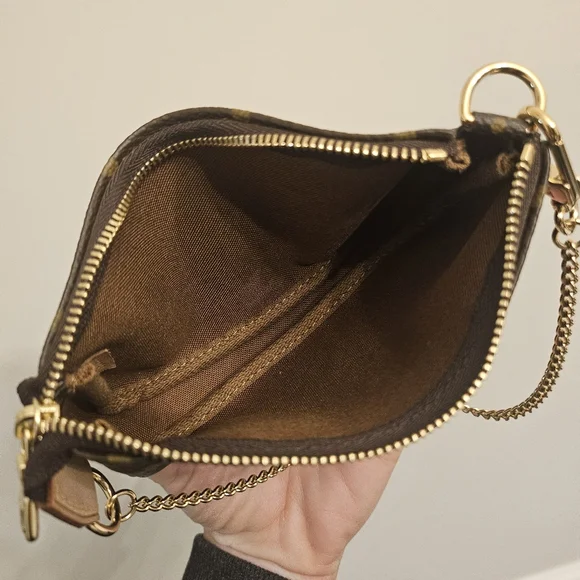 ⭐SOLD⭐ Louis Vuitton Mini Pochette Accessoires Monogram | Chain Strap | France - Picture 9 of 10